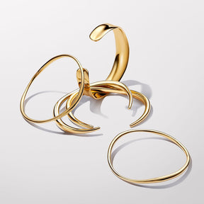 Pulseira aberta com design orgânico